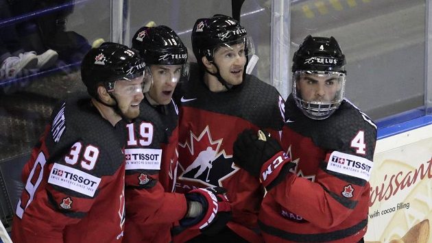 Kanaďan Kyle Turris (druhý zleva) se raduje z gólu proti USA. Na snímku s ním jsou zprava Dante Fabbro, Jared McCann a Anthony Mantha. Kanaďan Kyle Turris (druhý zleva) se raduje z gólu proti USA. Na snímku s ním jsou zprava Dante Fabbro, Jared McCann a Anthony Mantha.