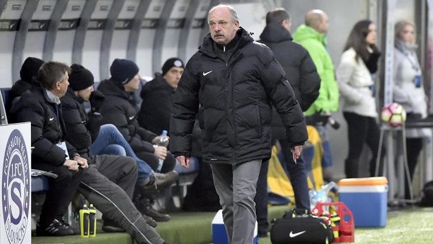 Trenér Slovácka Stanislav Levý opouští střídačku poté, co byl v utkání s Jabloncem vykázán na tribunu. Trenér Slovácka Stanislav Levý opouští střídačku poté, co byl v utkání s Jabloncem vykázán na tribunu.