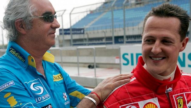 Někdejší šéf Renaultu Flavio Briatore (vlevo) a Michael Schumacher na snímku před devíti lety během GP Bahrajnu. Někdejší šéf Renaultu Flavio Briatore (vlevo) a Michael Schumacher na snímku před devíti lety během GP Bahrajnu.