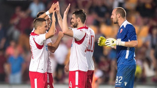 Fotbalisté Bělehradu oslavují vítězství a postup. Fotbalisté Bělehradu oslavují vítězství a postup.