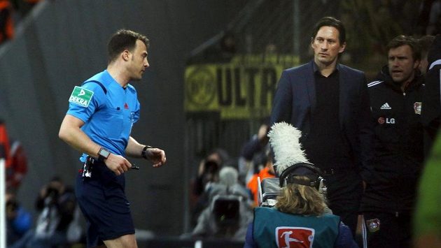 Trenér Leverkusenu Roger Schmidt (vpravo) a rozhodčí Felix Zwayer. Trenér Leverkusenu Roger Schmidt (vpravo) a rozhodčí Felix Zwayer.