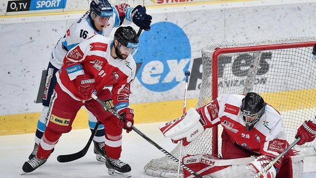 Zleva liberecký Marek Kvapil a hráči Olomouce Petr Kolouch a brankář Jan Lukáš ve 34. kole extraligy. Zleva liberecký Marek Kvapil a hráči Olomouce Petr Kolouch a brankář Jan Lukáš ve 34. kole extraligy.