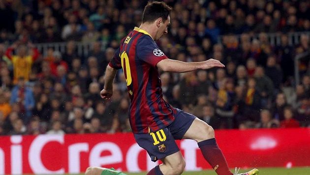 Lionel Messi (č. 10) z Barcelony před brankářem Manchesteru City Joe Hartem. Lionel Messi (č. 10) z Barcelony před brankářem Manchesteru City Joe Hartem.