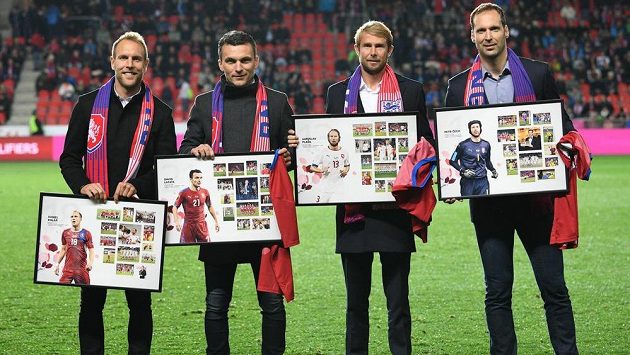 Bývalé opory (zleva) Daniel Kolář, David Lafata, Jaroslav Plašil a Petr Čech se rozloučily s reprezentační kariérou před kvalifikačním duelem s Anglií v pražském Edenu. Bývalé opory (zleva) Daniel Kolář, David Lafata, Jaroslav Plašil a Petr Čech se rozloučily s reprezentační kariérou před kvalifikačním duelem s Anglií v pražském Edenu.