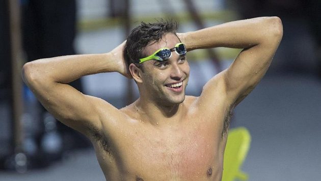 Jihoafričan Chad Le Clos po zisku zlata na 100 m motýlek. Jihoafričan Chad Le Clos po zisku zlata na 100 m motýlek.