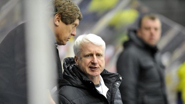 Trenéři Mladé Boleslavi František Výborný (vlevo) a Marian Jelínek. Trenéři Mladé Boleslavi František Výborný (vlevo) a Marian Jelínek.