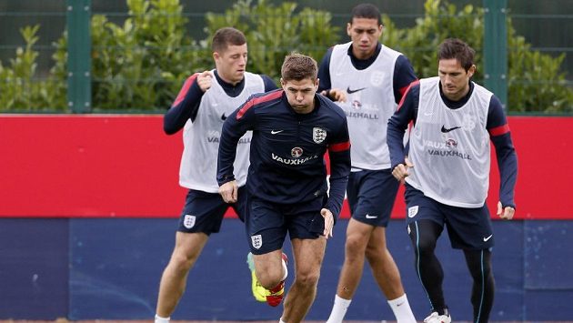 Steven Gerrard na tréninku anglické reprezentace před zápasem s Polskem. Dobře si vzpomíná na šest let starý propadák. Steven Gerrard na tréninku anglické reprezentace před zápasem s Polskem. Dobře si vzpomíná na šest let starý propadák.