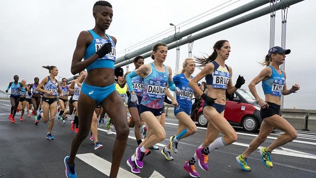 Česká běžkyně Eva Vrabcová Nývltová skončila v maratonu v New Yorku sedmá v osobním rekordu 2:29:41. Na fotografii je česká běžkyně třetí zprava. Česká běžkyně Eva Vrabcová Nývltová skončila v maratonu v New Yorku sedmá v osobním rekordu 2:29:41. Na fotografii je česká běžkyně třetí zprava.