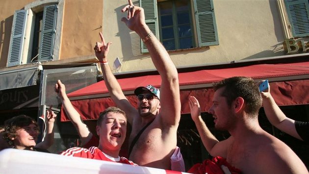 Odvetu s Kličkem sice boxer Tyson Fury v červenci odpískal, s anglickými fanoušky pak ale řádil v dějišti fotbalového EURO v Nice. Odvetu s Kličkem sice boxer Tyson Fury v červenci odpískal, s anglickými fanoušky pak ale řádil v dějišti fotbalového EURO v Nice.