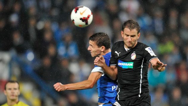 David Pavelka (vlevo) z Liberce a Marek Bakoš z Plzně v utkání 8. kola Gambrinus ligy. David Pavelka (vlevo) z Liberce a Marek Bakoš z Plzně v utkání 8. kola Gambrinus ligy.