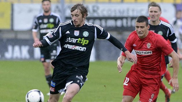 Milana Mišuna z Příbrami (vlevo) stíhá Miroslav Markovič z Brna. Milana Mišuna z Příbrami (vlevo) stíhá Miroslav Markovič z Brna.