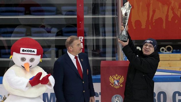 Trofej pro vítěze letošního Channel One Cupu si čeští hokejisté neužili, do Prahy dorazí později. Trofej pro vítěze letošního Channel One Cupu si čeští hokejisté neužili, do Prahy dorazí později.