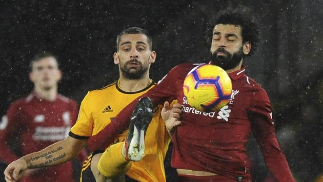 Jonny Otto (vlevo) z Wolverhamptonu a liverpoolský Mohamed Salah. Jonny Otto (vlevo) z Wolverhamptonu a liverpoolský Mohamed Salah.