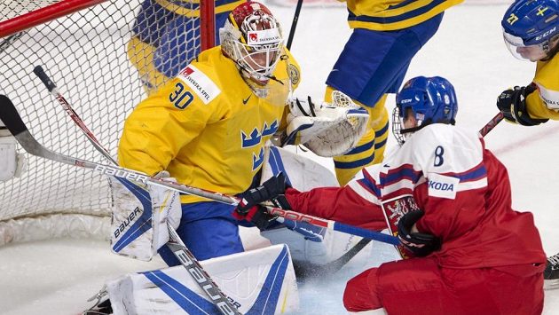 Český útočník Martin Nečas se snaží překonat švédského brankáře Filipa Gustavssona v zápase MS hráčů do 20 let. Český útočník Martin Nečas se snaží překonat švédského brankáře Filipa Gustavssona v zápase MS hráčů do 20 let.