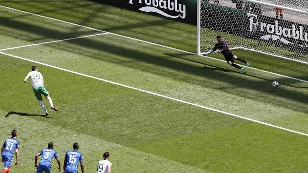 Ir Robbie Brady proměňuje pokutový kop proti Francii. Ir Robbie Brady proměňuje pokutový kop proti Francii.