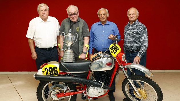 Šampióni ze Španělska s Fojtíkovou třistapadesátkou. Zleva Josef Fojtík, Jaroslav Bříza, Květoslav Mašita a Petr Čemus. Šampióni ze Španělska s Fojtíkovou třistapadesátkou. Zleva Josef Fojtík, Jaroslav Bříza, Květoslav Mašita a Petr Čemus.