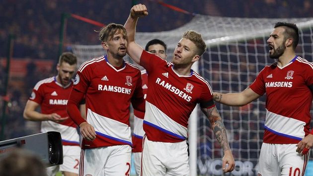 Fotbalisté Middlesbrough slaví gól do sítě Hullu. Fotbalisté Middlesbrough slaví gól do sítě Hullu.