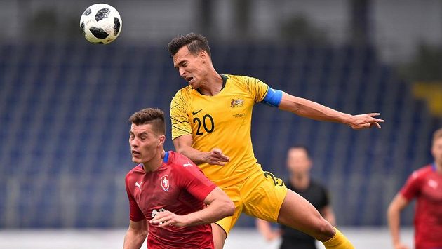 Český reprezentant Patrik Schick (vlevo) a Trent Sainsbury z Austrálie. Český reprezentant Patrik Schick (vlevo) a Trent Sainsbury z Austrálie.