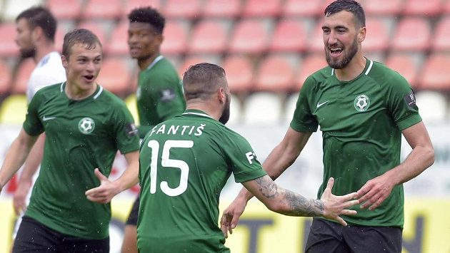 Fotbalisté Příbrami se radují z gólu, který dal Karel Soldát (vpravo). Fotbalisté Příbrami se radují z gólu, který dal Karel Soldát (vpravo).