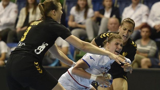 Česká reprezentantka Petra Adámková v souboji s čerhohorskou obranou. Česká reprezentantka Petra Adámková v souboji s čerhohorskou obranou.