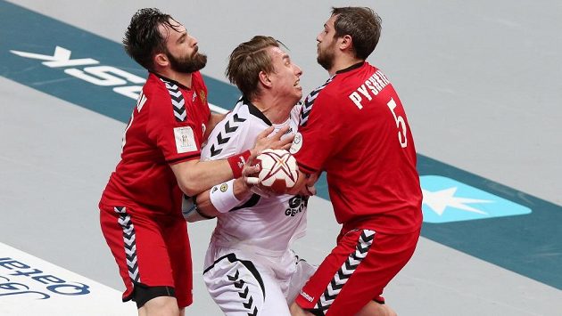 Filip Jícha (v bílém) proti dvojici ruských házenkářů. Filip Jícha (v bílém) proti dvojici ruských házenkářů.