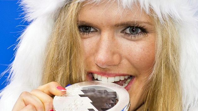 Česká biatlonistka Gabriela Soukalová se stříbrnou medailí ze závodu na 12,5 km s hromadným startem. Česká biatlonistka Gabriela Soukalová se stříbrnou medailí ze závodu na 12,5 km s hromadným startem.