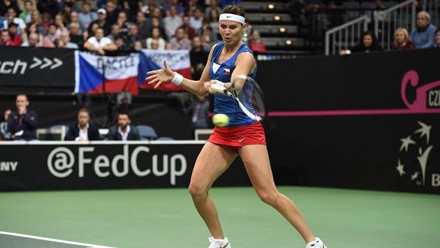 Lucie Šafářová během druhého utkání s Angelique Kerberovou v pražské O2 areně. Lucie Šafářová během druhého utkání s Angelique Kerberovou v pražské O2 areně.