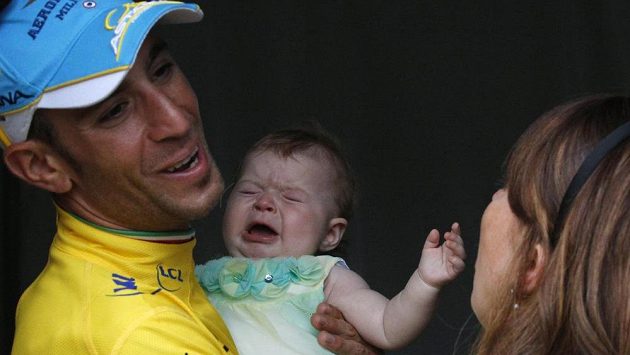 Vítěz Tour de France 2014 Vincenzo Nibali s dcerkou Emmou a manželkou Rachele. Vítěz Tour de France 2014 Vincenzo Nibali s dcerkou Emmou a manželkou Rachele.