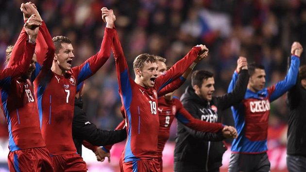 Ladislav Krejčí (uprostřed s číslem 19) se raduje se spoluhráči po vítězství nad Islandem. Ladislav Krejčí (uprostřed s číslem 19) se raduje se spoluhráči po vítězství nad Islandem.