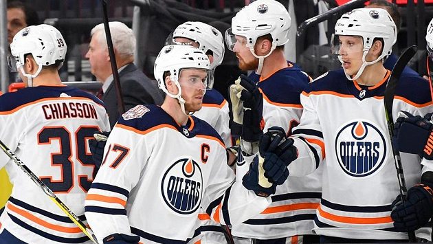Kapitán Edmontonu Oilers Connor McDavid (97) slaví gól v Las Vegas, kde jeho tým nakonec prohrál 1:3 a definitivně se rozloučil s play off. Kapitán Edmontonu Oilers Connor McDavid (97) slaví gól v Las Vegas, kde jeho tým nakonec prohrál 1:3 a definitivně se rozloučil s play off.