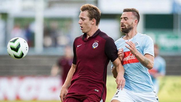 Lukáš Juliš ze Sparty Praha (vlevo) a Janus Drachmann ze Sonderjyske během utkání play off Evropské ligy v dánském Haderslevu. Lukáš Juliš ze Sparty Praha (vlevo) a Janus Drachmann ze Sonderjyske během utkání play off Evropské ligy v dánském Haderslevu.