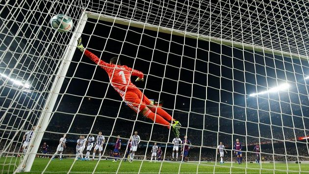 Lionel Messi střílí třetí gól Barcelony v ligovém utkání proti Valladolidu. Lionel Messi střílí třetí gól Barcelony v ligovém utkání proti Valladolidu.
