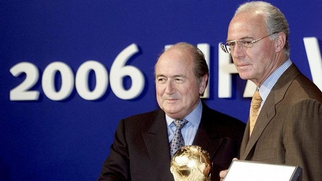 Šéf FIFA Sepp Blatter (vlevo) a Franz Beckenbauer, předseda organizačního výboru MS 2006 v Německu. Šéf FIFA Sepp Blatter (vlevo) a Franz Beckenbauer, předseda organizačního výboru MS 2006 v Německu.