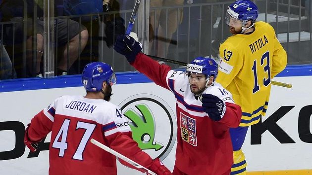 Michal Birner (uprostřed) se raduje ze svého gólu proti Švédsku se spoluhráčem Michalem Jordánem. Vzadu je švédský reprezentant Mattias Ritola. Michal Birner (uprostřed) se raduje ze svého gólu proti Švédsku se spoluhráčem Michalem Jordánem. Vzadu je švédský reprezentant Mattias Ritola.
