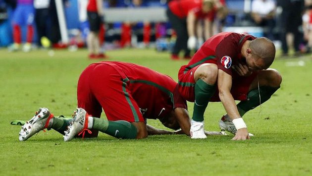 Vyčerpaný Pepe (vpravo) s portugalským spoluhráčem Nanim po finále ME s Francií. Vyčerpaný Pepe (vpravo) s portugalským spoluhráčem Nanim po finále ME s Francií.