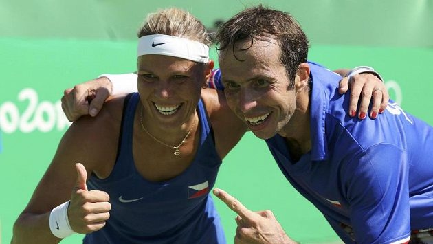 Rozesmátí tenisté Lucie Hradecká a Radek Štěpánek po zisku bronzu v mixu. Rozesmátí tenisté Lucie Hradecká a Radek Štěpánek po zisku bronzu v mixu.