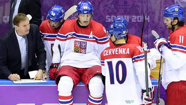 Český hokejový útočník Tomáš Plekanec (druhý zleva) naslouchá pokynům trenéra Aloise Hadamczika. Zprava jsou během oddechového času Martin Hanzal, Roman Červenka a Jaromír Jágr. Český hokejový útočník Tomáš Plekanec (druhý zleva) naslouchá pokynům trenéra Aloise Hadamczika. Zprava jsou během oddechového času Martin Hanzal, Roman Červenka a Jaromír Jágr.