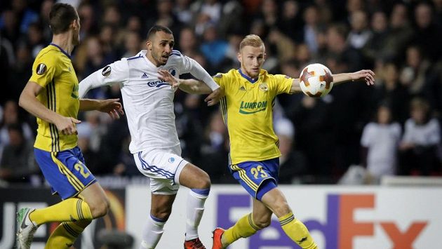Zlínští fotbalisté Miloš Kopečný (vlevo) a Ondřej Bačo (vpravo) se snaží zastavit Youssefa Toutouha z Kodaně v utkání Evropské ligy. Zlínští fotbalisté Miloš Kopečný (vlevo) a Ondřej Bačo (vpravo) se snaží zastavit Youssefa Toutouha z Kodaně v utkání Evropské ligy.