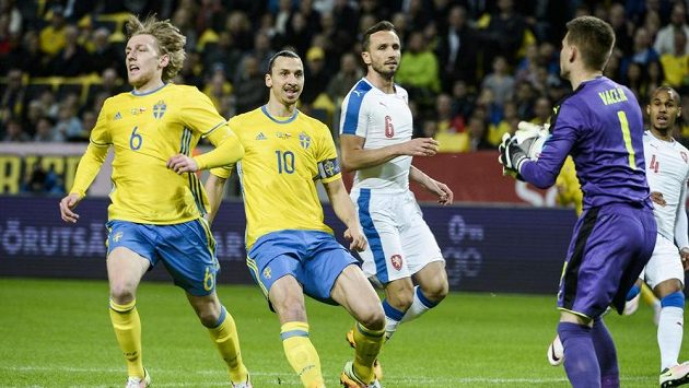 Brankář Tomáš Vaclík drží míč před Švédy Emilem Forsbergem (vlevo) a Zlatanem Ibrahimovicem. Uprostřed přihlíží Tomáš Sivok. Brankář Tomáš Vaclík drží míč před Švédy Emilem Forsbergem (vlevo) a Zlatanem Ibrahimovicem. Uprostřed přihlíží Tomáš Sivok.