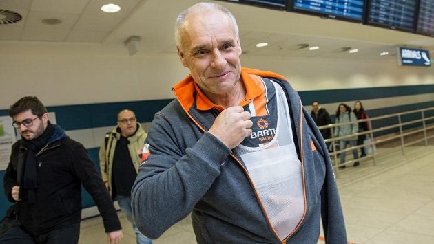 Zraněný jezdec na čtyřkolce Josef Macháček po příletu do Prahy z Rallye Dakar Zraněný jezdec na čtyřkolce Josef Macháček po příletu do Prahy z Rallye Dakar