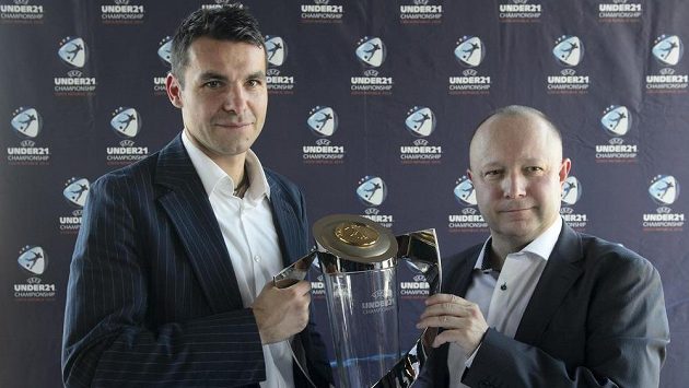 Mistr Evropy do 21 let z roku 2002 Michal Pospíšil a šéf organizačního výboru šampionátu Petr Fousek pózují s pohárem pro fotbalové mistry Evropy do 21 let. Trofej postupně procestuje všechna hostitelská města červnového šampionátu Prahu, Olomouc, Uherské Hradiště a zavítá i do Plzně či Otrokovic. Mistr Evropy do 21 let z roku 2002 Michal Pospíšil a šéf organizačního výboru šampionátu Petr Fousek pózují s pohárem pro fotbalové mistry Evropy do 21 let. Trofej postupně procestuje všechna hostitelská města červnového šampionátu Prahu, Olomouc, Uherské Hradiště a zavítá i do Plzně či Otrokovic.