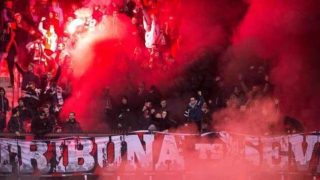 Fanoušci Slavie Praha na Julisce. Fanoušci Slavie Praha na Julisce.