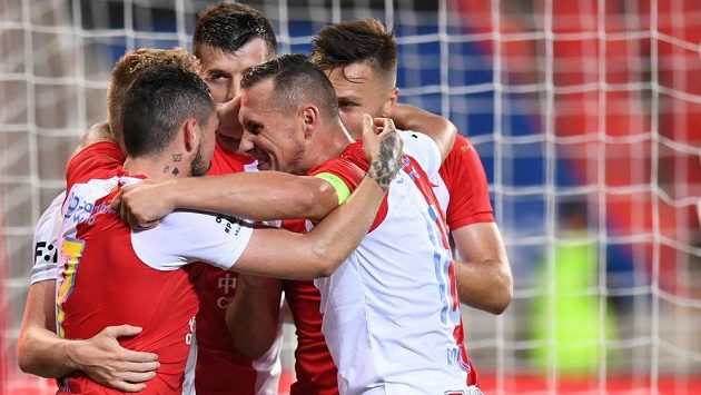 Fotbalisté Slavie se radují z gólu proti Plzni v duelu skupiny o titul. Fotbalisté Slavie se radují z gólu proti Plzni v duelu skupiny o titul.