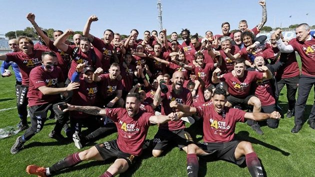 Hráči Salernitany se radují z postupu do Serie A Hráči Salernitany se radují z postupu do Serie A