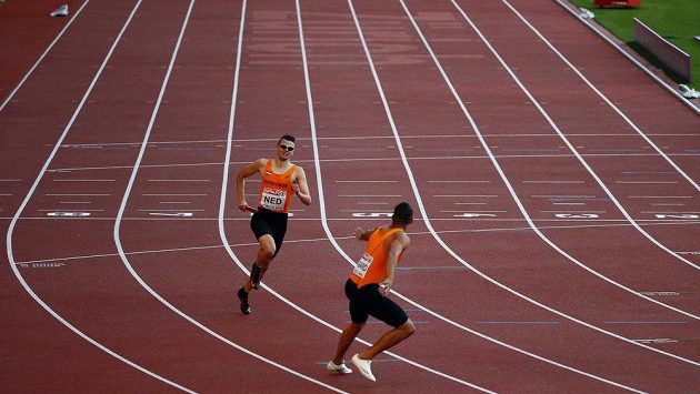 Kuriozita! Nizozemci sami na dráze při opakované šanci bojovat o finále na 4x400 m. Kuriozita! Nizozemci sami na dráze při opakované šanci bojovat o finále na 4x400 m.