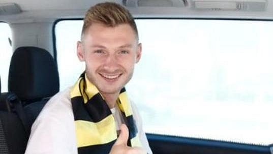 Jakub Brabec už s šálou Arisu. Jakub Brabec už s šálou Arisu.