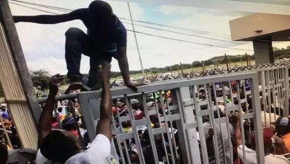 Před zápasem mezi Zimbabwe a Kongem byla davem ušlapána fanynka (ilustrační foto). Před zápasem mezi Zimbabwe a Kongem byla davem ušlapána fanynka (ilustrační foto).