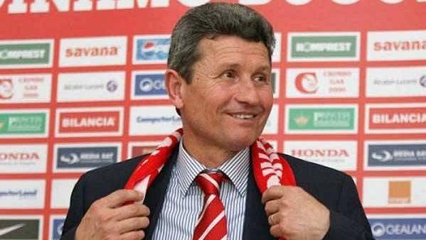 Trenérský veterán Gheorghe Multescu se ujal počtvrté v kariéře fotbalistů Dinama Bukurešť. Trenérský veterán Gheorghe Multescu se ujal počtvrté v kariéře fotbalistů Dinama Bukurešť.