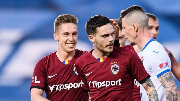 Tomáš Wiesner a David Moberg Karlsson ze Sparty Praha oslavují vedoucí gól během utkání 31. kola Fortuna ligy. Tomáš Wiesner a David Moberg Karlsson ze Sparty Praha oslavují vedoucí gól během utkání 31. kola Fortuna ligy.