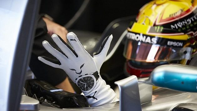 Piloty bude chránit speciální rukavice s čipem. Piloty bude chránit speciální rukavice s čipem.